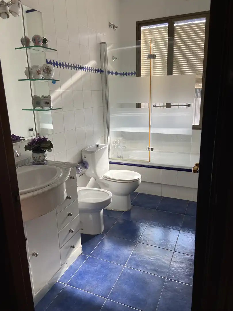 Casa o xalet en venda a Calle Lucero del Alba, 12, Palomares del Río Bany de Casa o xalet en venda en Palomares del Río amb Aire condicionat, Terrassa i Piscina