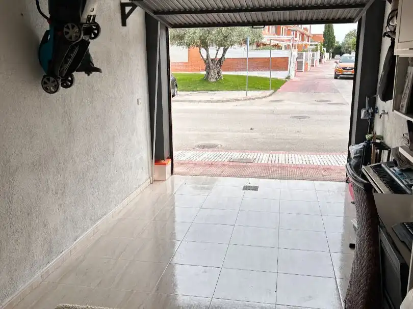 Casa o chalet en venta en Avenida de la Paz, 59, Griñón Vista exterior de Casa o chalet en venta en Griñón con Aire acondicionado y Terraza