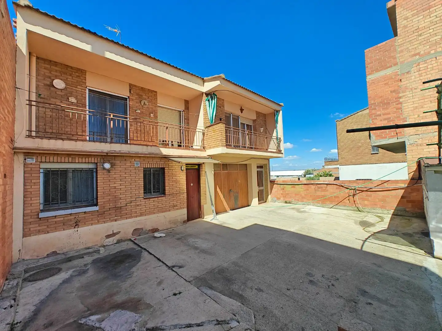 Casa adosada en venta en Carrer de Pompeu Fabra, 35, Alcoletge Vista exterior de Casa adosada en venta en Alcoletge con Terraza y Balcón