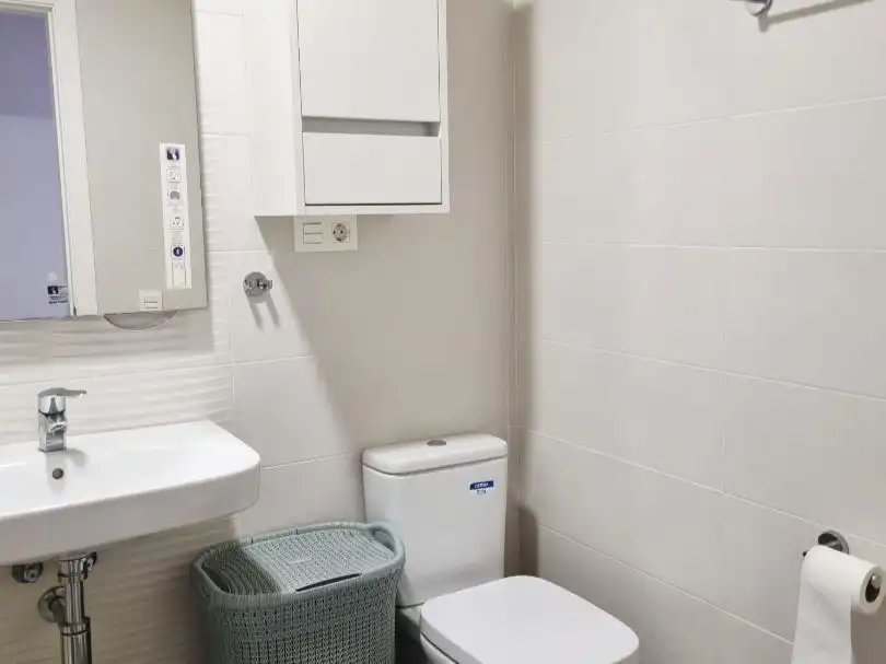 Badezimmer von Wohnungen zum Verkauf in Fuengirola mit Klimaanlage und Balkon