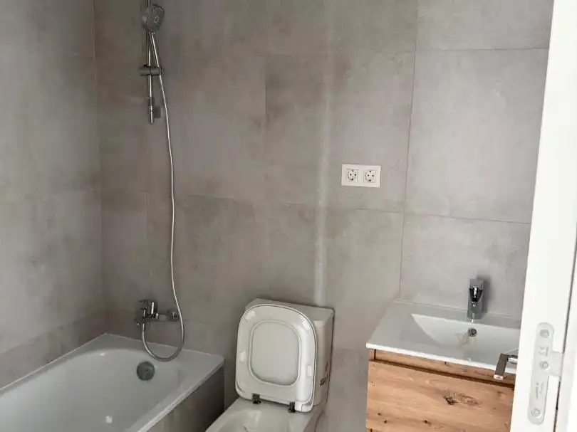 Flat for sale in Avenida Rocio Jurado, 18, Santa Isabel Bathroom of Flat for sale in Málaga with Air Conditioner, Heating and Parquet flooring