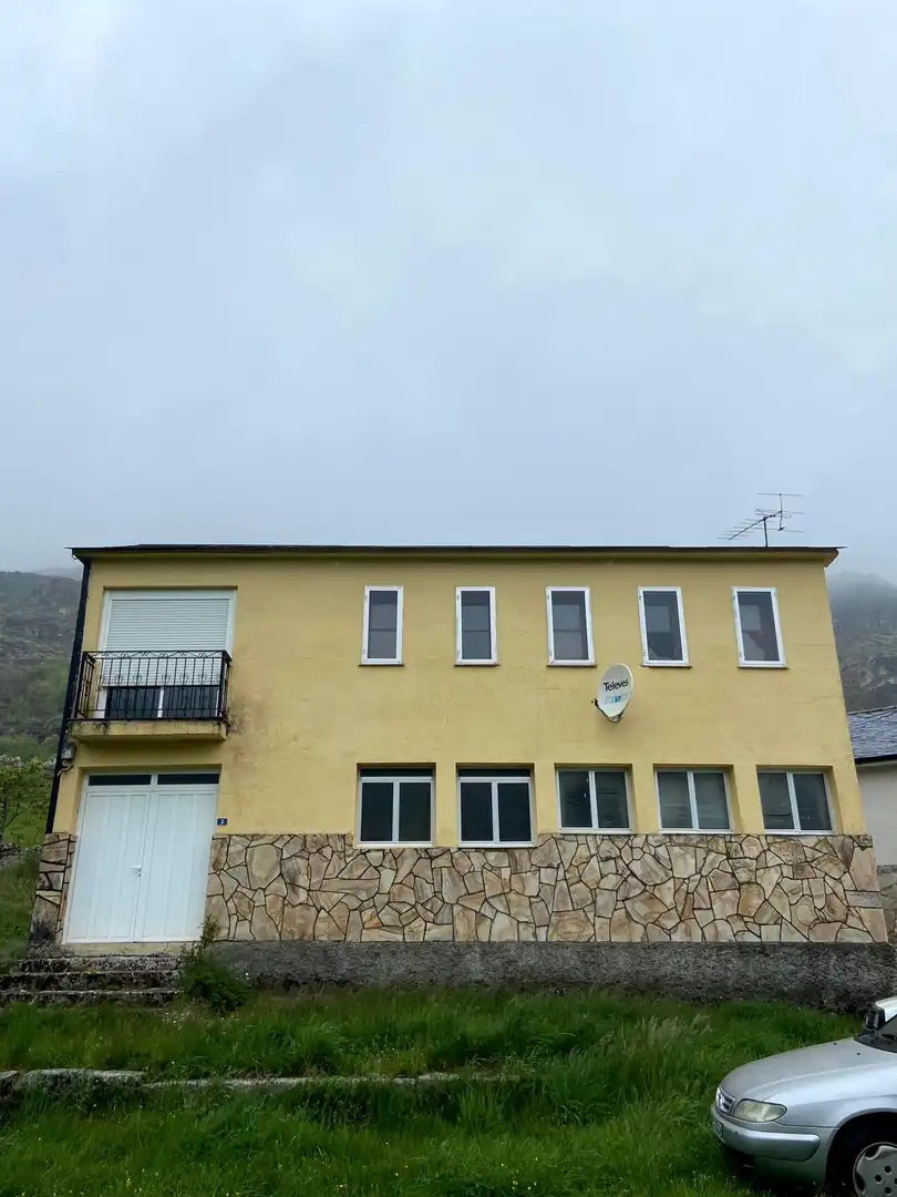 Vista exterior de Casa o xalet en venda en Viana do Bolo amb Moblat i Balcó