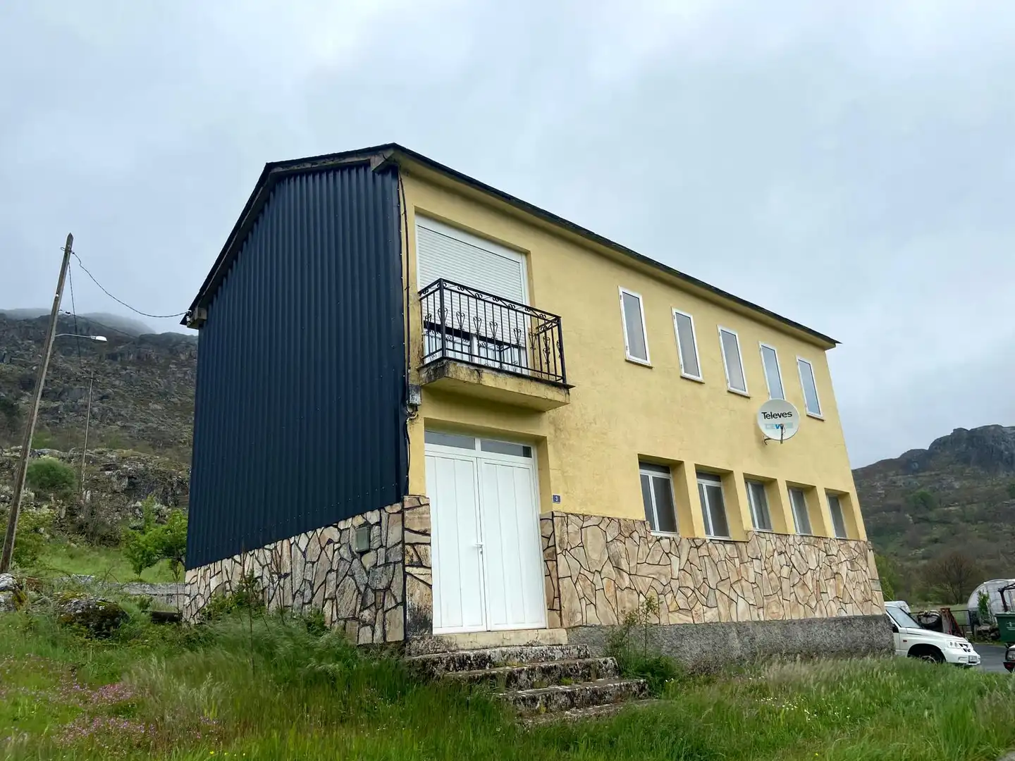 Vista exterior de Casa o xalet en venda en Viana do Bolo amb Moblat i Balcó