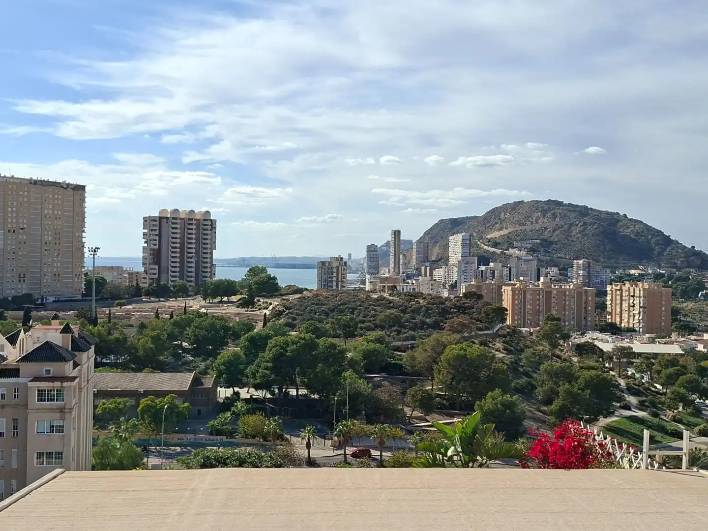 Vista exterior de Ático en venta en Alicante / Alacant con Aire acondicionado, Terraza y Piscina