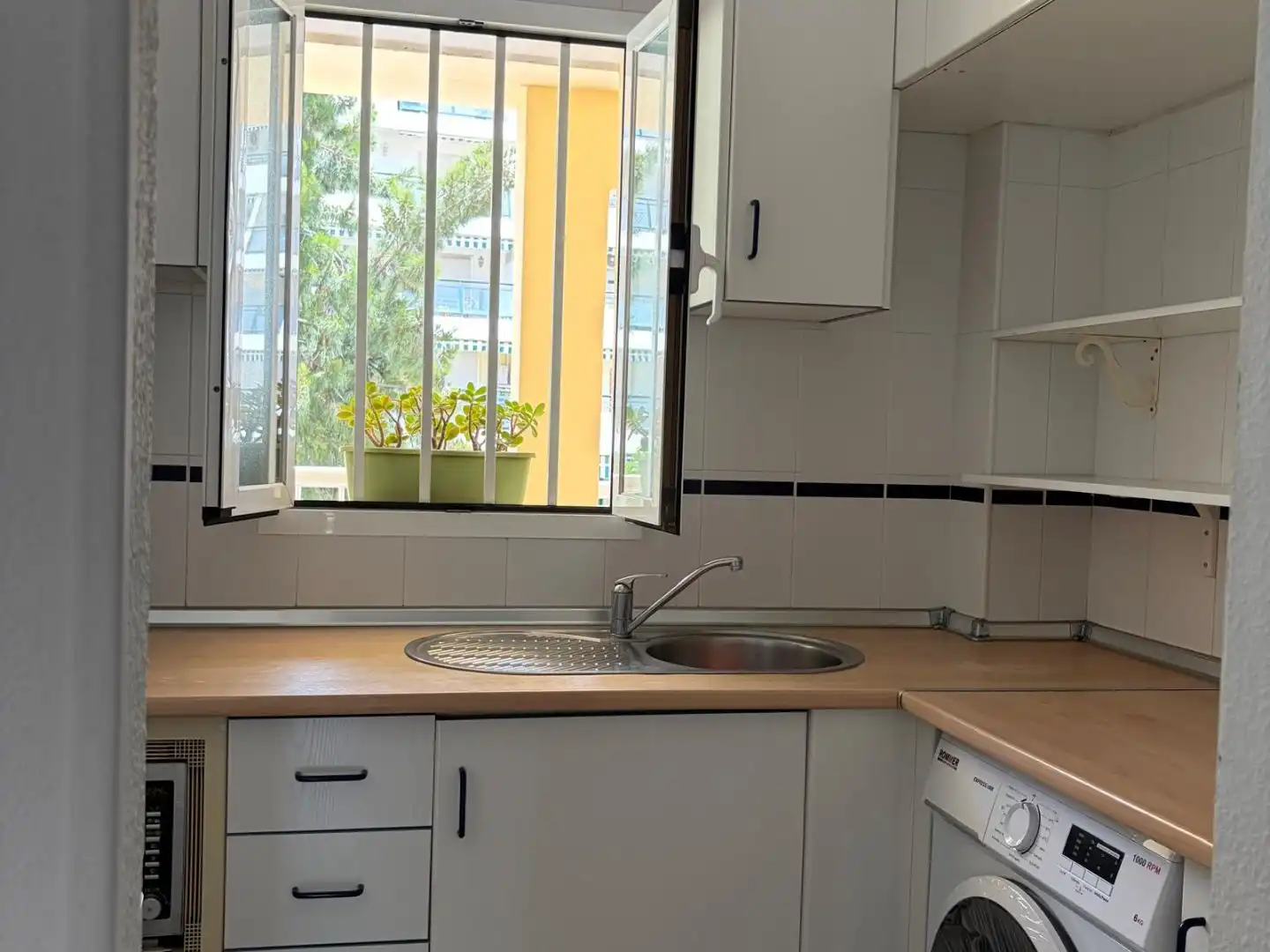 Flat for rent in Calle Ancla, 3, Zona Centro Comercial Torrequebrada Kitchen of Flat for rent in Benalmádena with Air Conditioner, Terrace and Swimming Pool