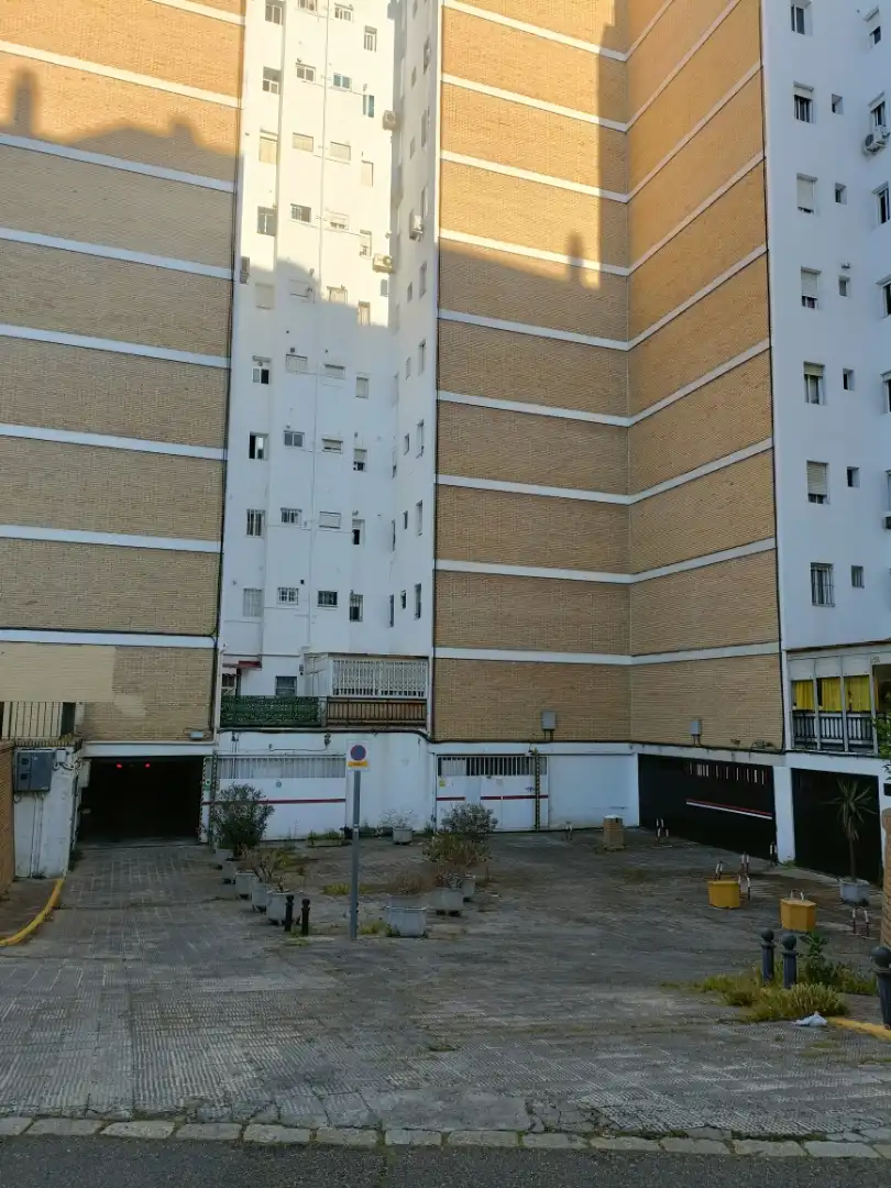 Garatge de lloguer a Calle Claudio Guerín, 1, El Plantinar – Avda. La Paz - El Juncal Aparcament de Garatge de lloguer en Sevilla