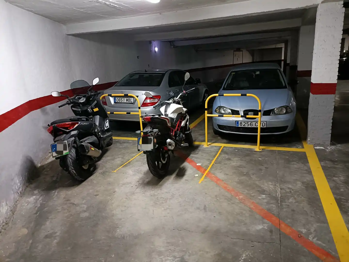 Garaje de alquiler en Calle Claudio Guerín, 1, El Plantinar – Avda. La Paz - El Juncal Parking de Garaje de alquiler en Sevilla