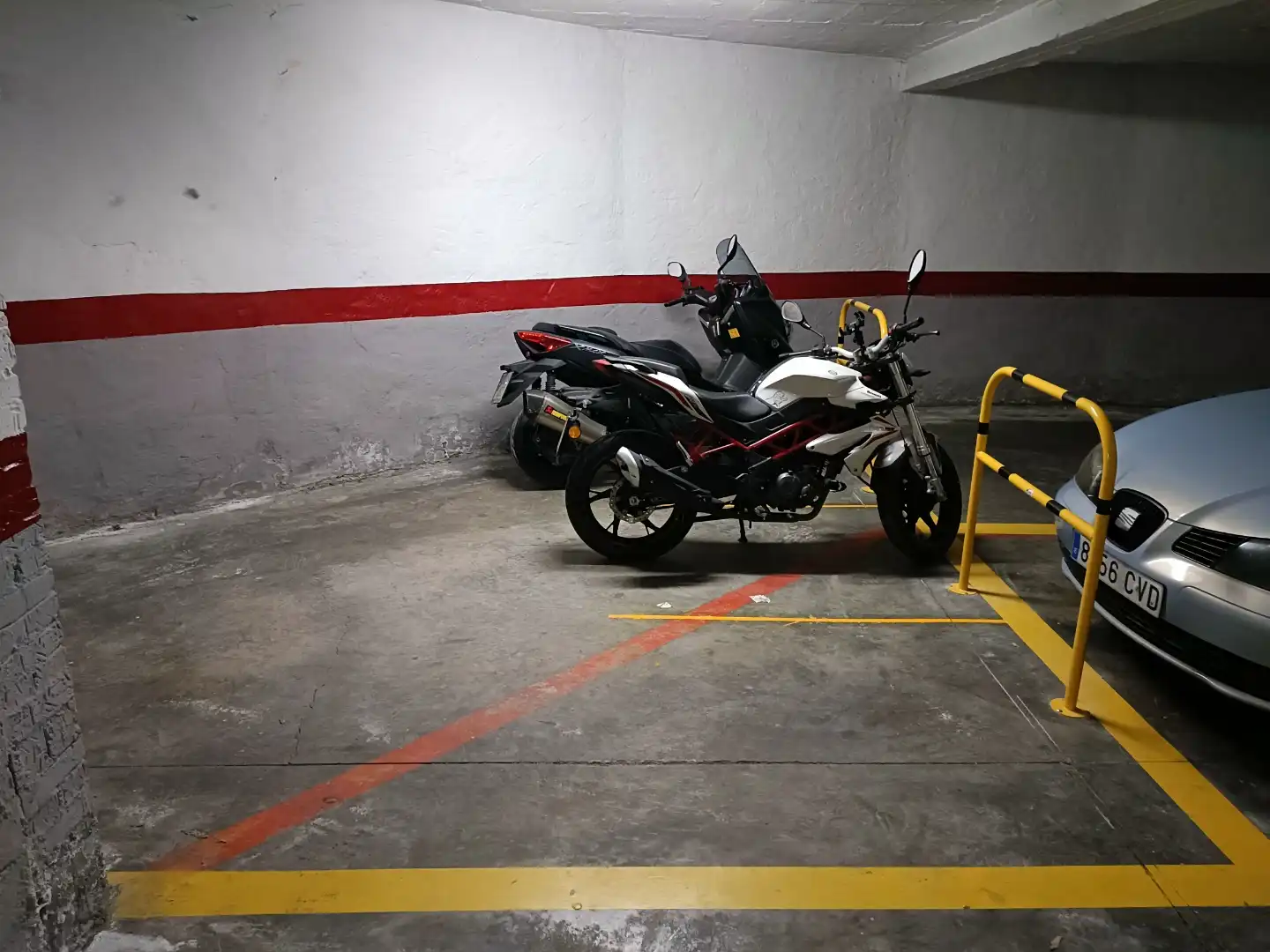 Garaje de alquiler en Calle Claudio Guerín, 1, El Plantinar – Avda. La Paz - El Juncal Parking de Garaje de alquiler en Sevilla