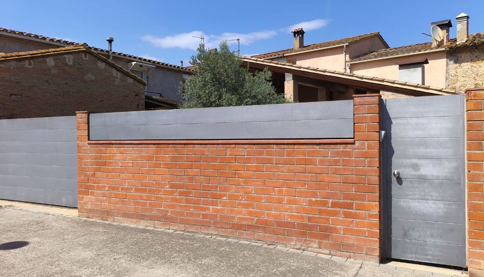 Casa adosada en venta en Carrer de Mata, 134, Banyoles, Girona - imagen 1 Foto 1 de Casa adosada en venta en Carrer de Mata, 134, Banyoles, Girona