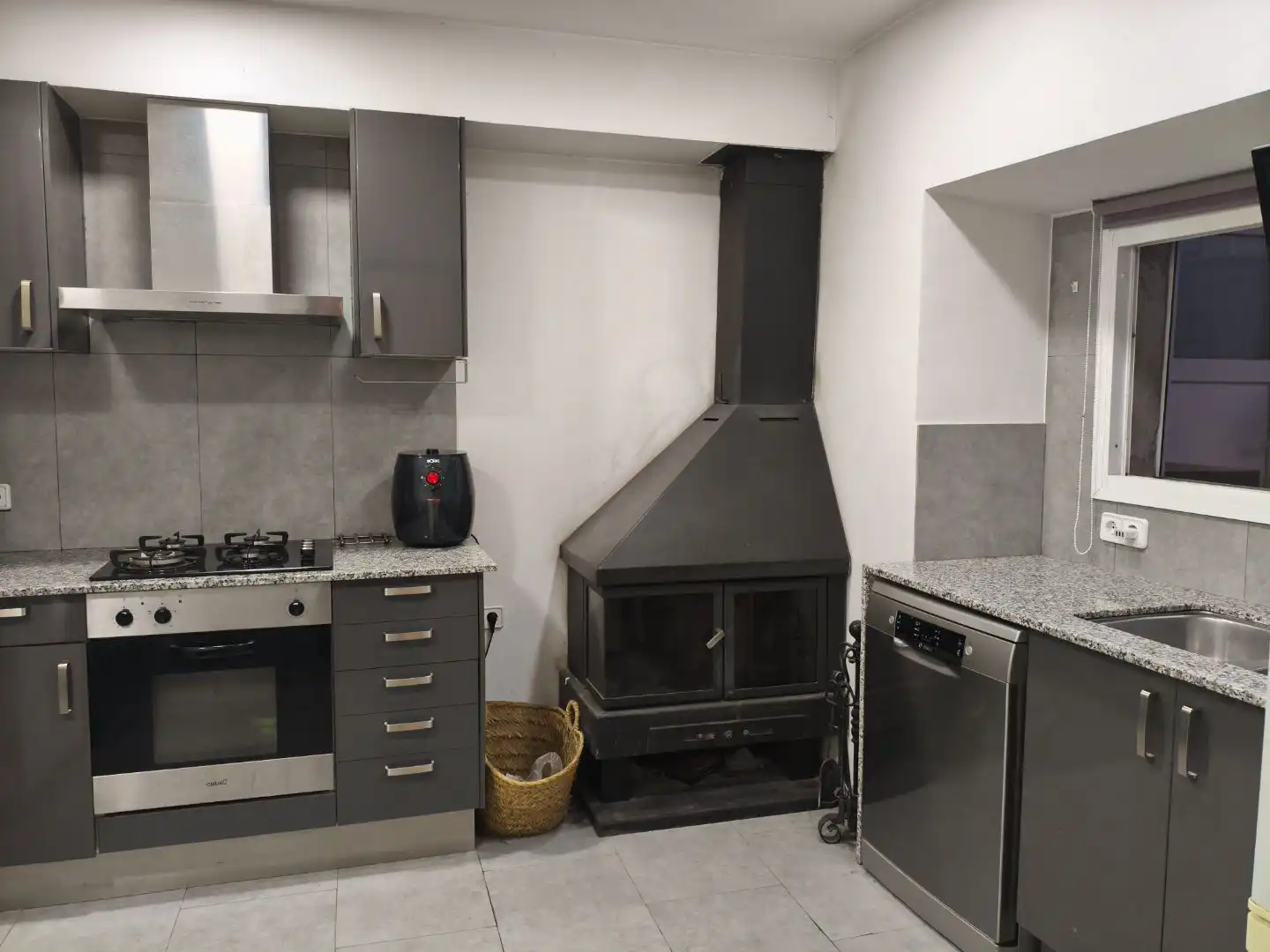 Cocina de Casa adosada en venta en Banyoles con Aire acondicionado, Calefacción y Jardín privado
