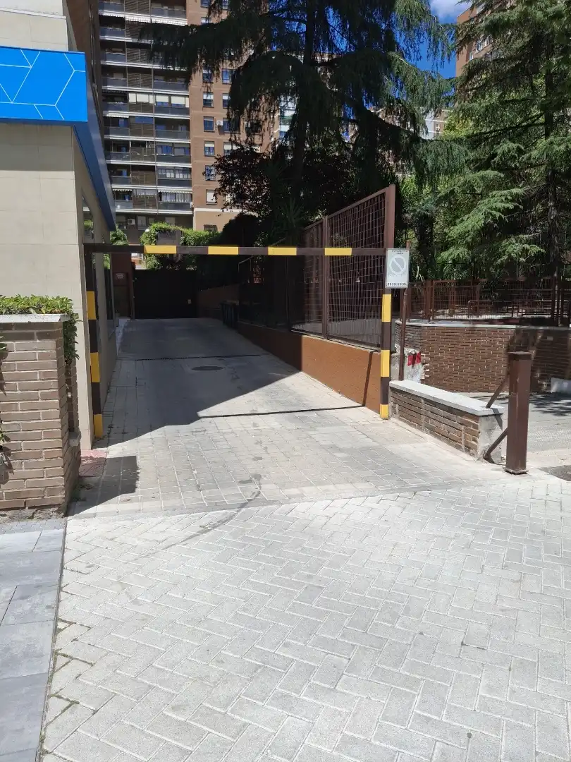 Garaje en venta en Calle de Santiago de Compostela, 44, La Paz Parking de Garaje en venta en Madrid