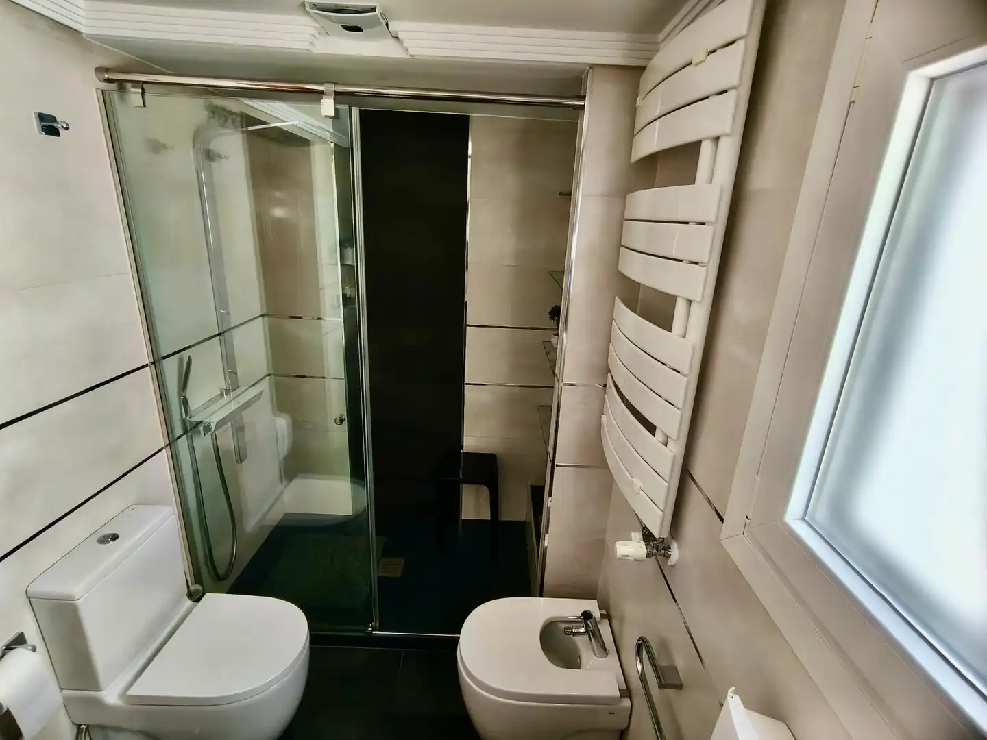 Bathroom of Flat for sale in  Madrid Capital  with Air Conditioner and Swimming Pool