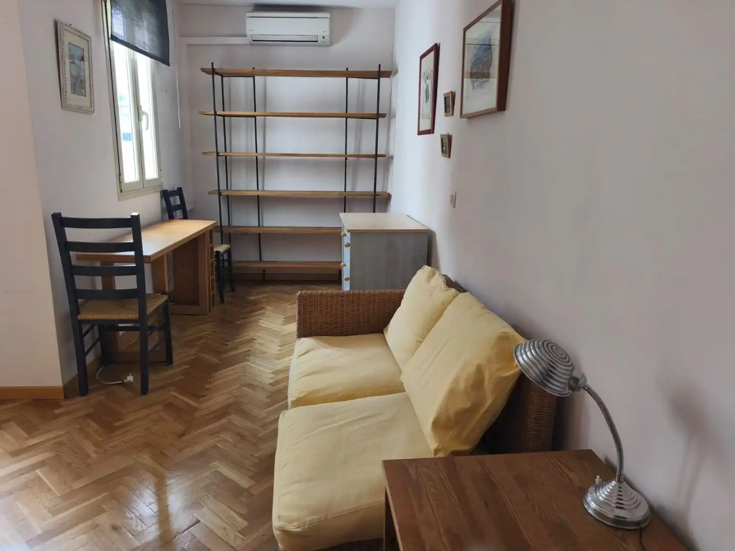 Piso de alquiler en Calle de Moratín, 24, Cortes - Huertas Sala de estar de Piso de alquiler en Madrid Capital con Aire acondicionado