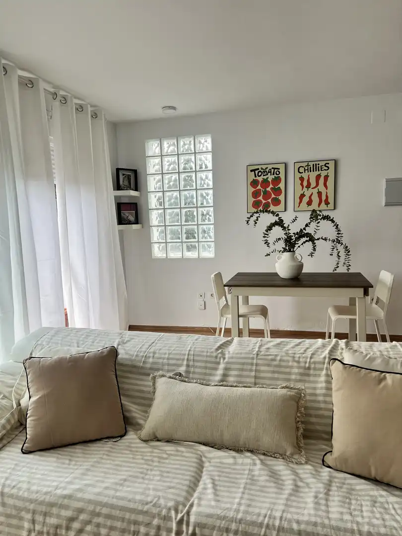 Apartament de lloguer a Calle Arces, 13, Cerrado de Calderón - Hacienda Paredes Sala d'estar de Apartament de lloguer en Málaga amb Aire condicionat, Parquet i Terrassa
