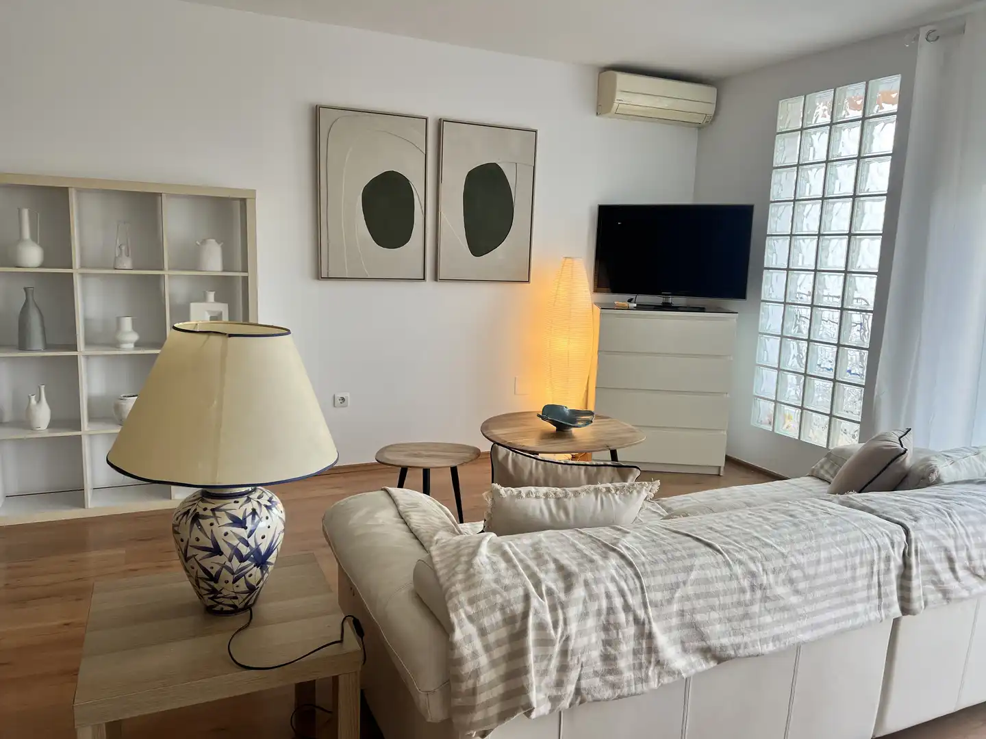 Apartament de lloguer a Calle Arces, 13, Cerrado de Calderón - Hacienda Paredes Sala d'estar de Apartament de lloguer en Málaga amb Aire condicionat, Parquet i Terrassa
