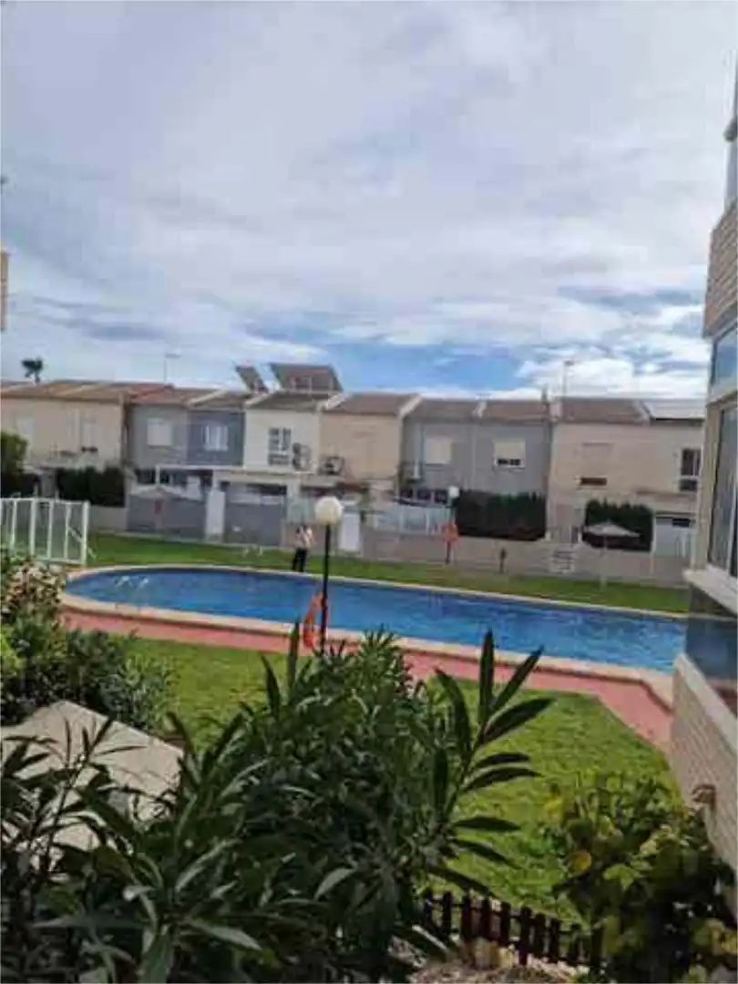Apartamento de alquiler en Aguas Nuevas Piscina de Apartamento de alquiler en Torrevieja con Calefacción, Jardín privado y Terraza