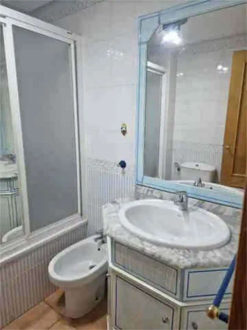 Apartamento de alquiler en Aguas Nuevas Baño de Apartamento de alquiler en Torrevieja con Calefacción, Jardín privado y Terraza