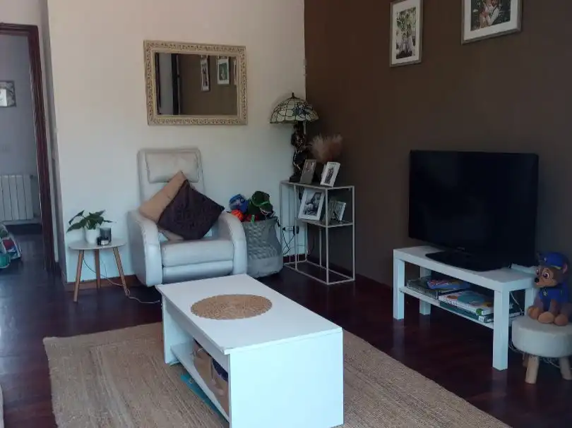 Casa adosada en venda a Barrio Cumbrales, Polanco Sala d'estar de Casa adosada en venda en Polanco amb Calefacció, Jardí privat i Piscina