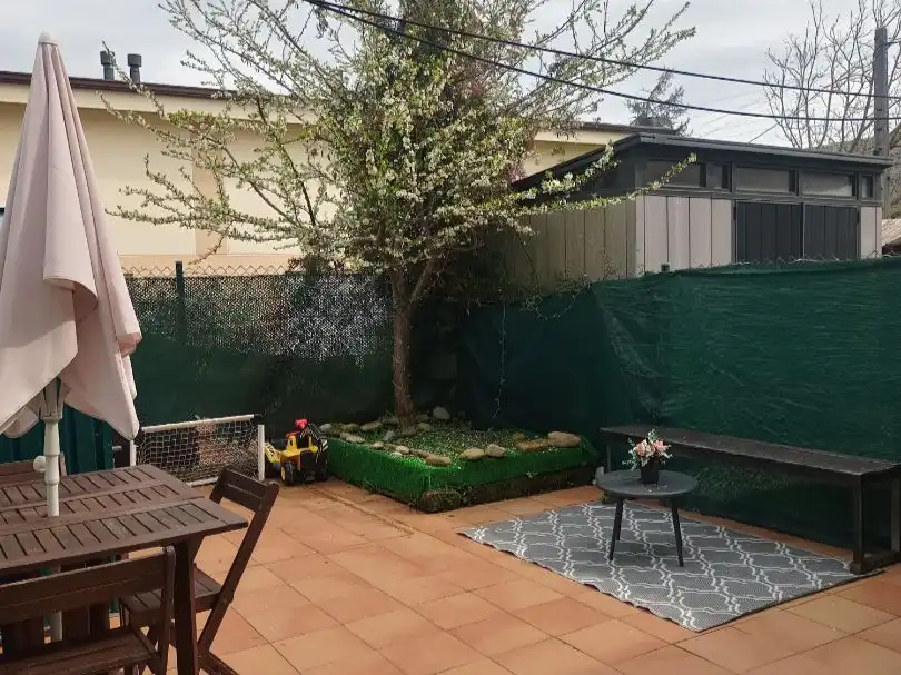 Casa adosada en venda a Barrio Cumbrales, Polanco Terrassa de Casa adosada en venda en Polanco amb Calefacció, Jardí privat i Piscina