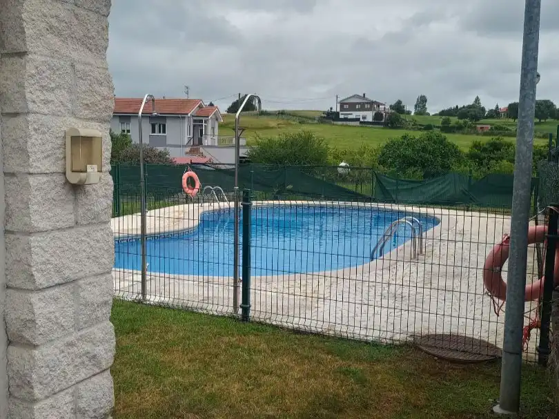 Casa adosada en venda a Barrio Cumbrales, Polanco Piscina de Casa adosada en venda en Polanco amb Calefacció, Jardí privat i Piscina
