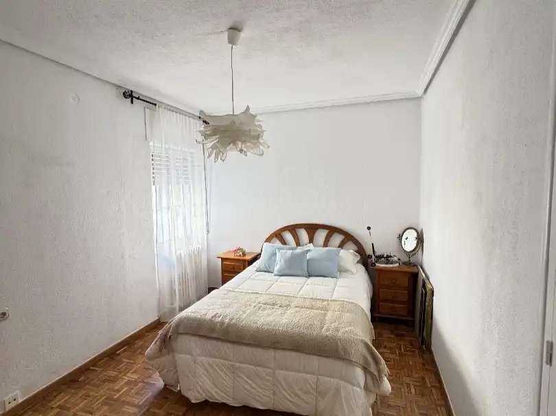 Piso en venta en Calle Fray Luis de Granada, 7, Carmelitas Habitación de Piso en venta en Salamanca Capital con Balcón