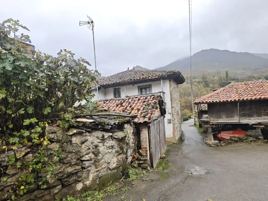Casa adosada en venta en La Plaza, 1, Teverga