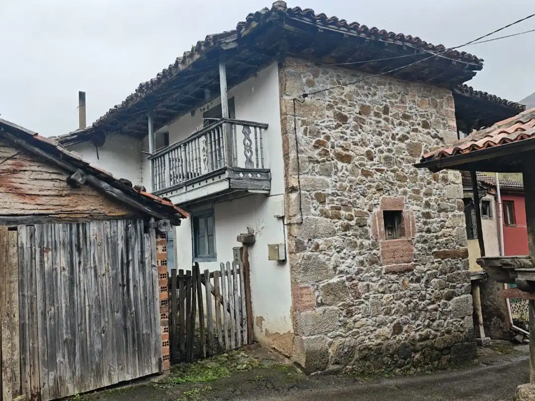 Casa adosada en venta en La Plaza, 1, Teverga