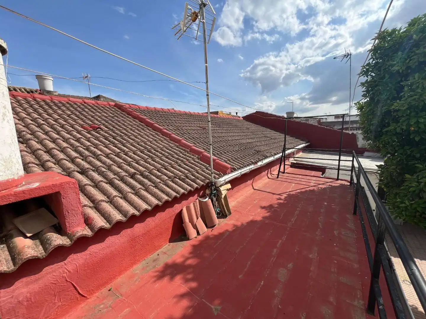 Casa adosada en venta en Plaza Cante Jondo, 1, La Zarzuela - San José - Belén Vista exterior de Casa adosada en venta en Linares con Aire acondicionado, Terraza y Trastero