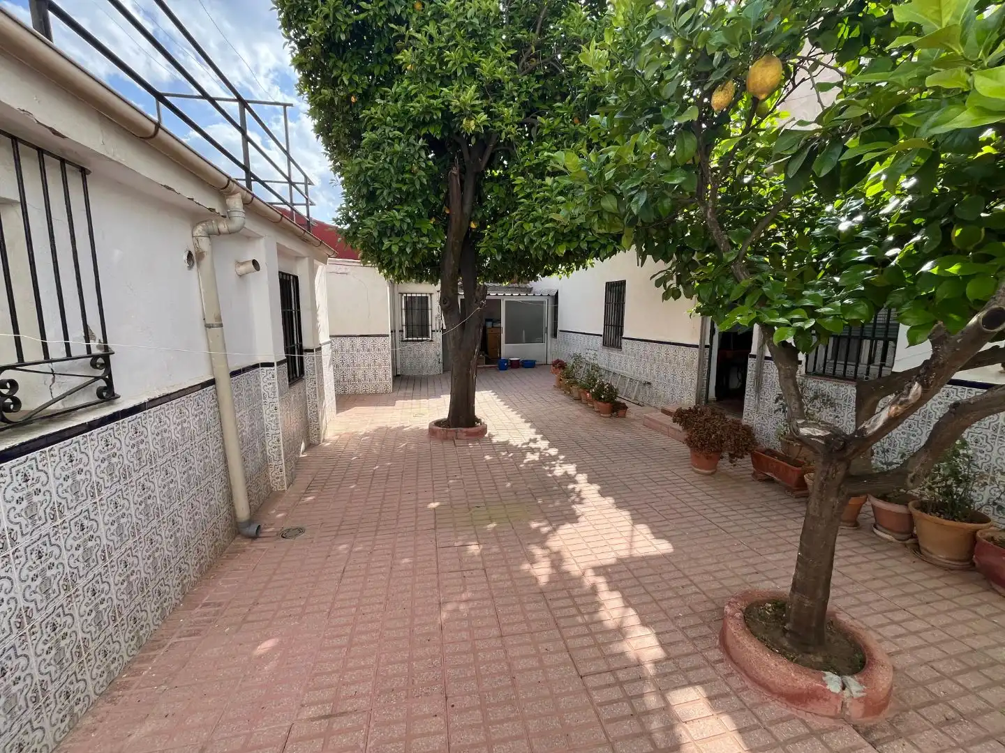 Casa adosada en venta en Plaza Cante Jondo, 1, La Zarzuela - San José - Belén Vista exterior de Casa adosada en venta en Linares con Aire acondicionado, Terraza y Trastero