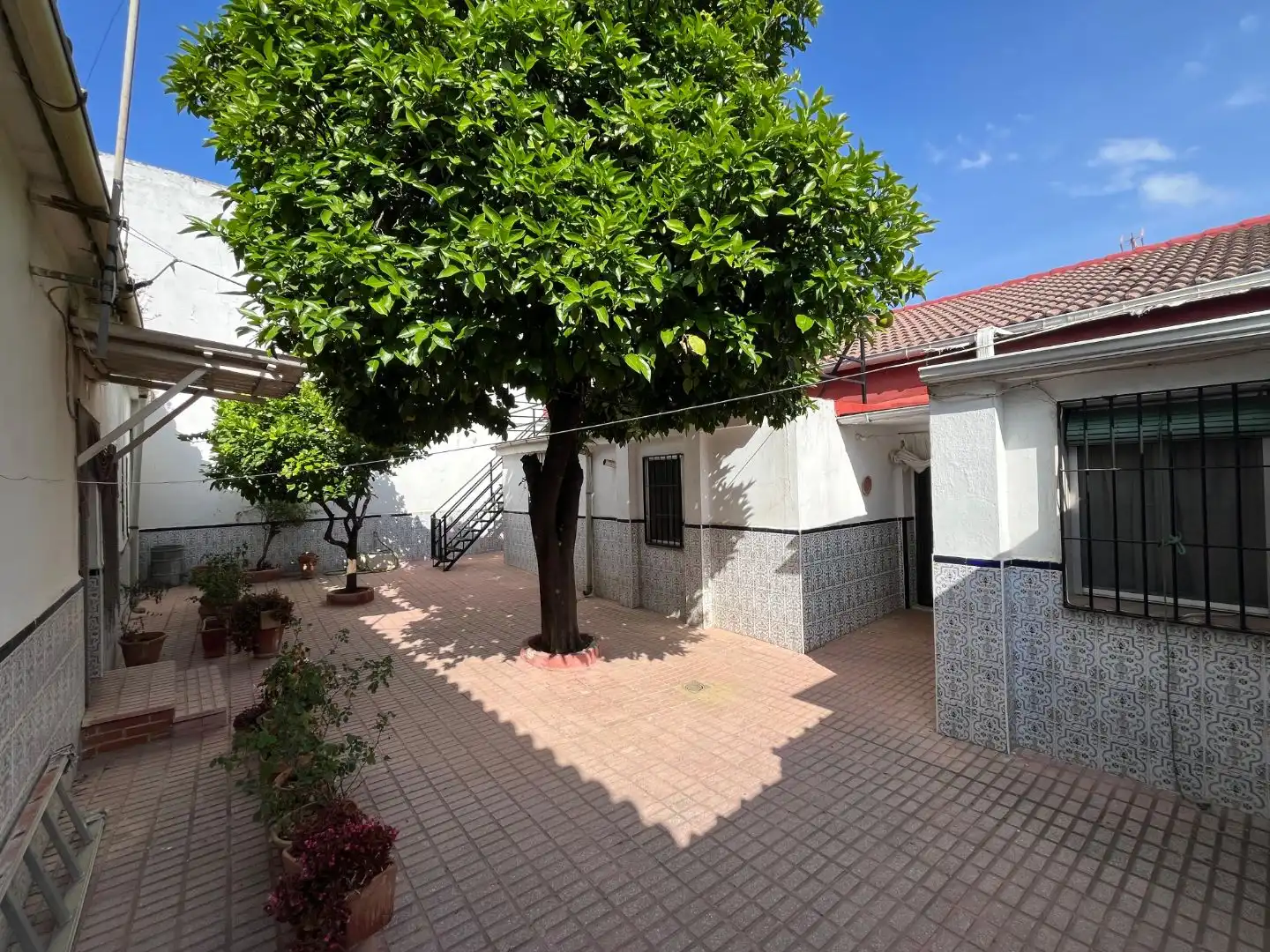 Casa adosada en venta en Plaza Cante Jondo, 1, La Zarzuela - San José - Belén Vista exterior de Casa adosada en venta en Linares con Aire acondicionado, Terraza y Trastero