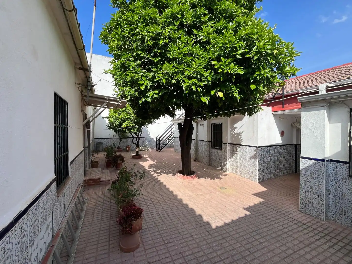 Casa adosada en venta en Plaza Cante Jondo, 1, La Zarzuela - San José - Belén Vista exterior de Casa adosada en venta en Linares con Aire acondicionado, Terraza y Trastero