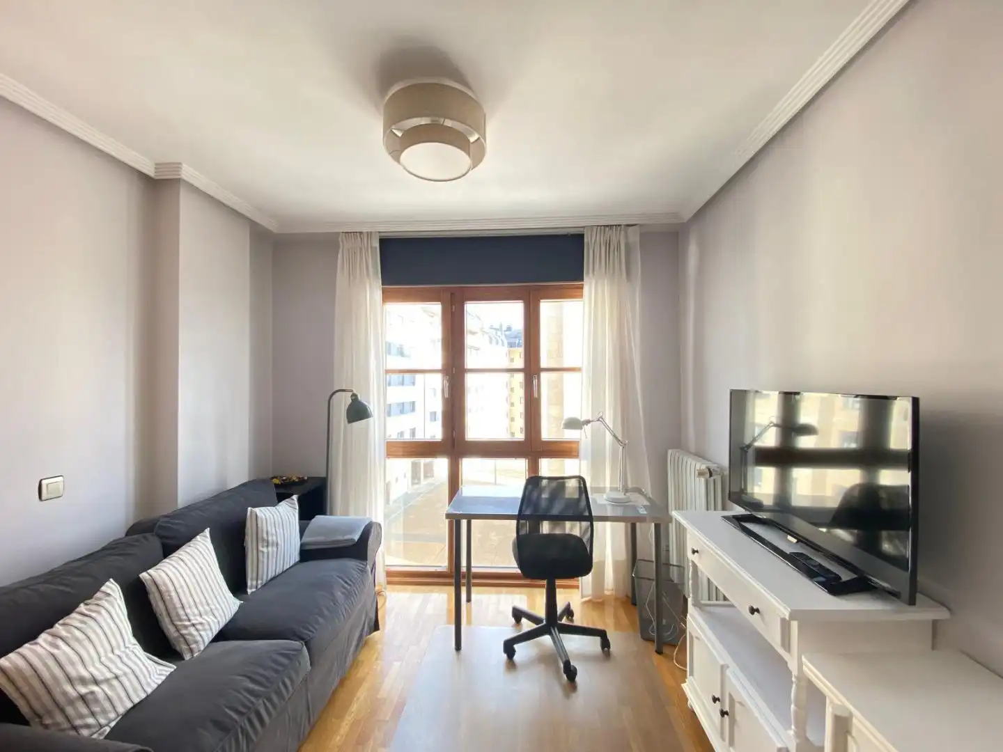 Piso de alquiler en Calle Tomás Crespo Frígilis, 32, La Ería Sala de estar de Piso de alquiler en Oviedo con Calefacción, Parquet y Trastero