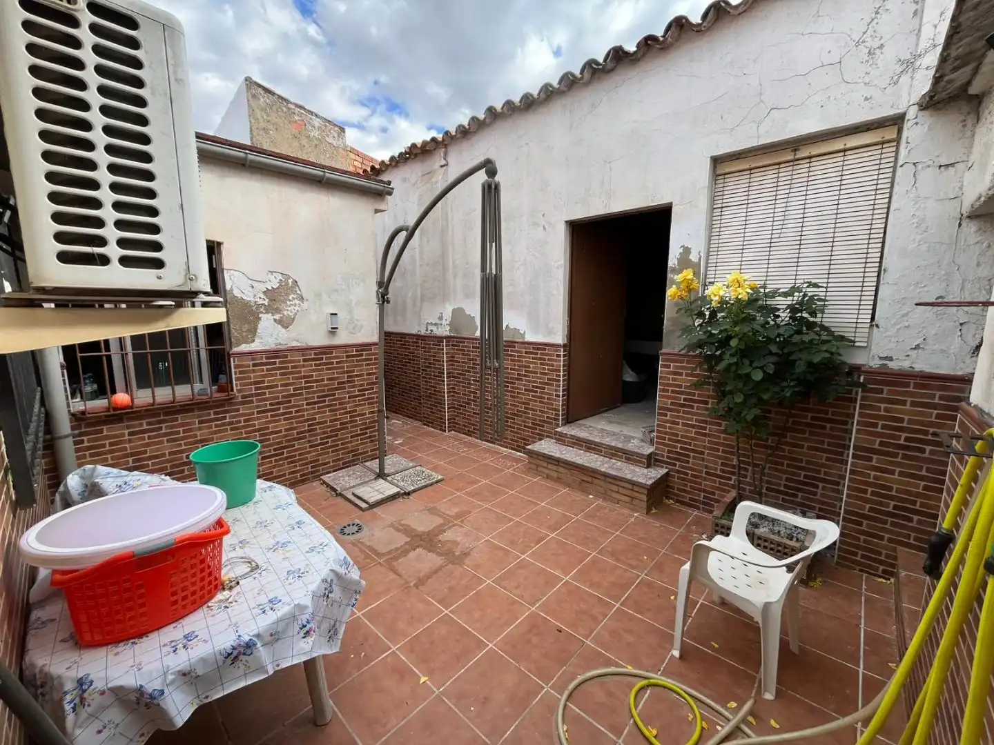 Casa adosada en venta en Calle Cuba, 5, Arrayanes Vista exterior de Casa adosada en venta en Linares con Aire acondicionado y Terraza