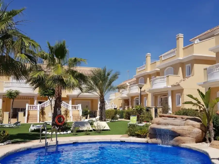 Vista exterior de Casa o chalet de alquiler en San Fulgencio con Aire acondicionado, Calefacción y Jardín privado