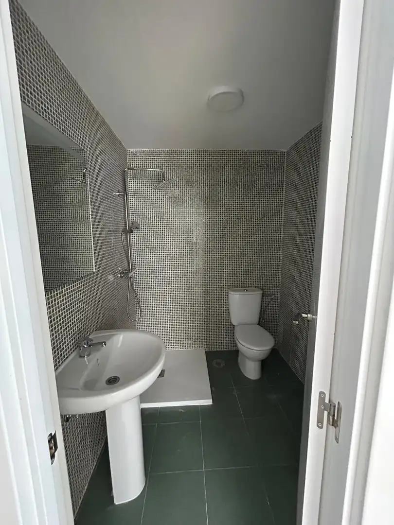 Baño de Piso de alquiler en Villanueva del Ariscal con Terraza y Balcón