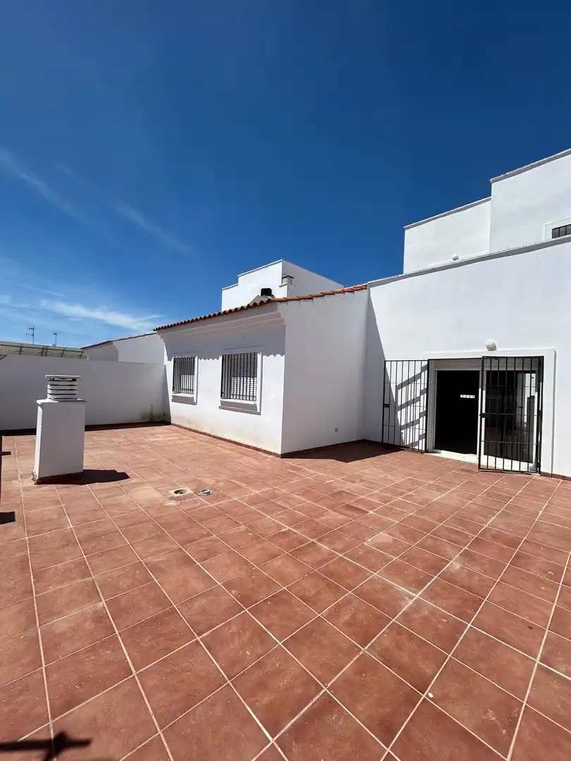 Vista exterior de Piso de alquiler en Villanueva del Ariscal con Terraza y Balcón