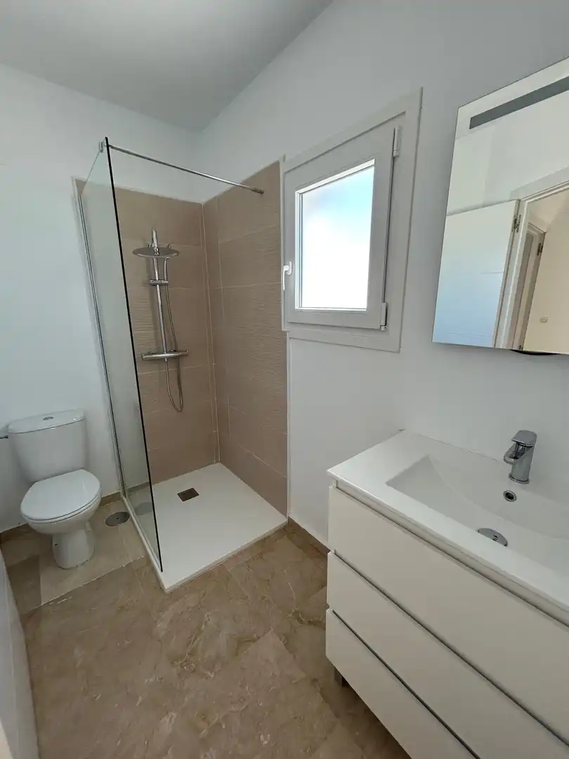 Baño de Piso de alquiler en Villanueva del Ariscal con Terraza y Balcón