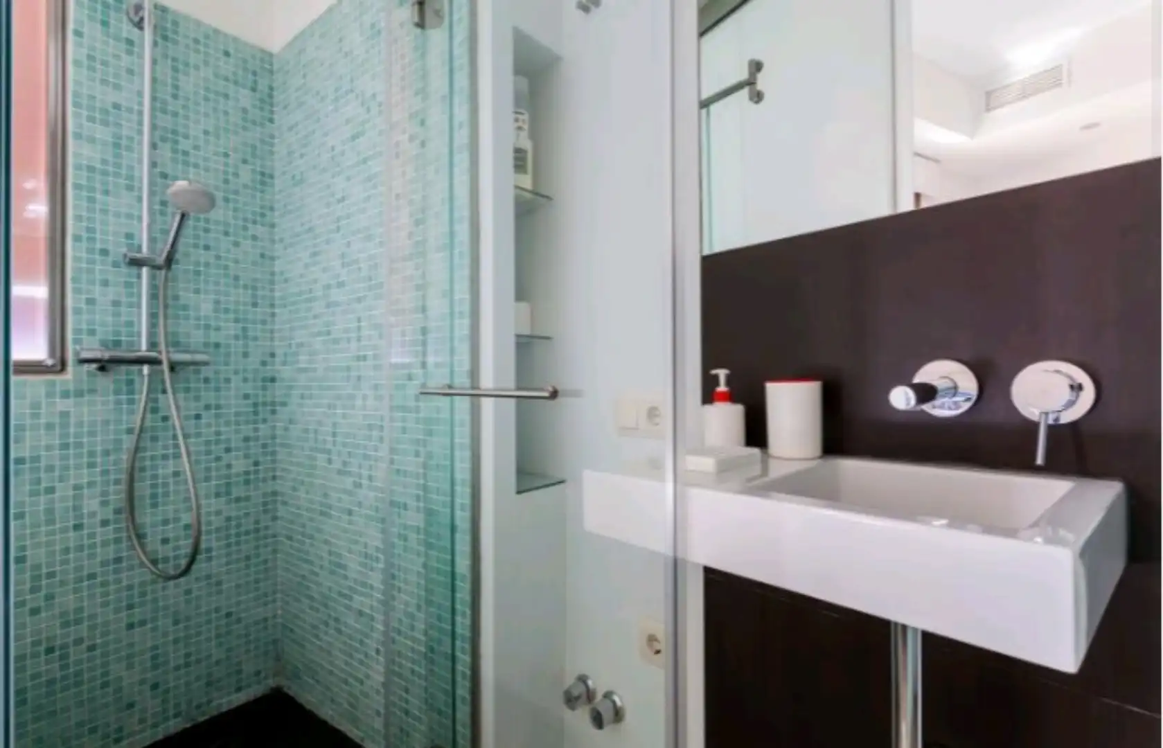 Attic for rent in Calle Pajaritos, 6, Alfalfa - Santa Cruz Bathroom of Attic for rent in Sevilla with Air Conditioner, Heating and Terrace