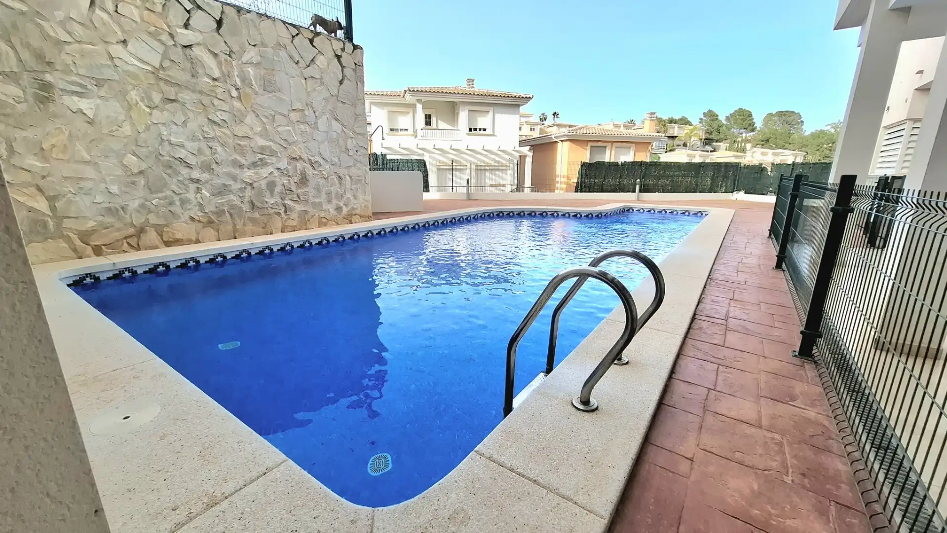 Schwimmbecken von Wohnung zum Verkauf in La Nucia mit Klimaanlage, Privatgarten und Terrasse