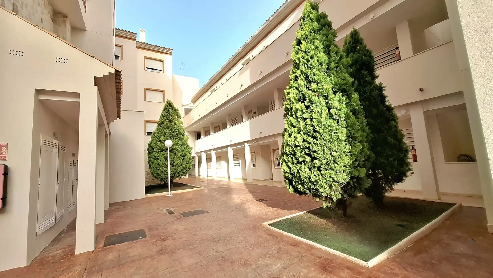 Außenansicht von Wohnung zum Verkauf in La Nucia mit Klimaanlage, Privatgarten und Terrasse