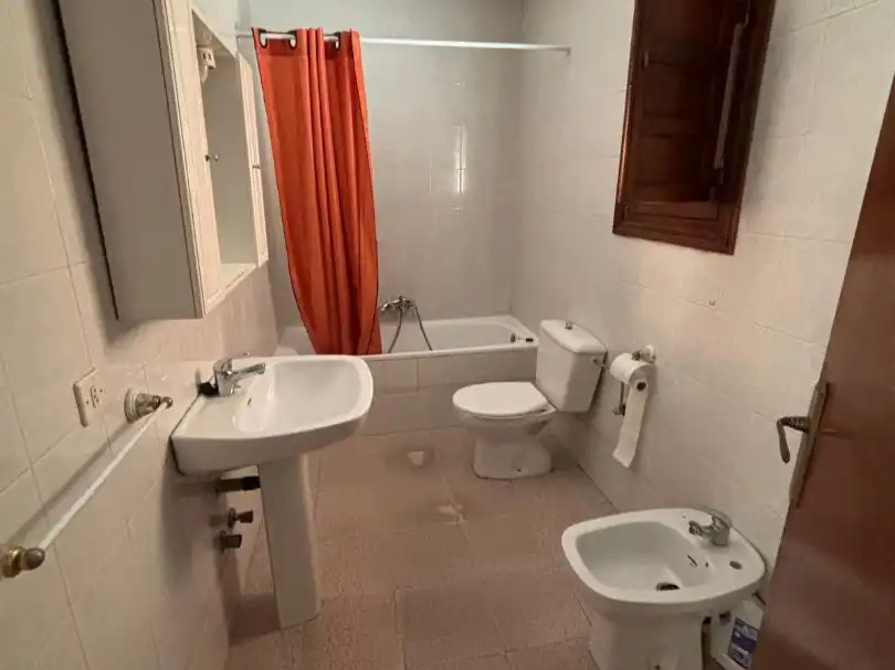 Piso en venta en Calle San Sebastián, 33, Marmolejo Baño de Piso en venta en Marmolejo con Aire acondicionado, Calefacción y Terraza