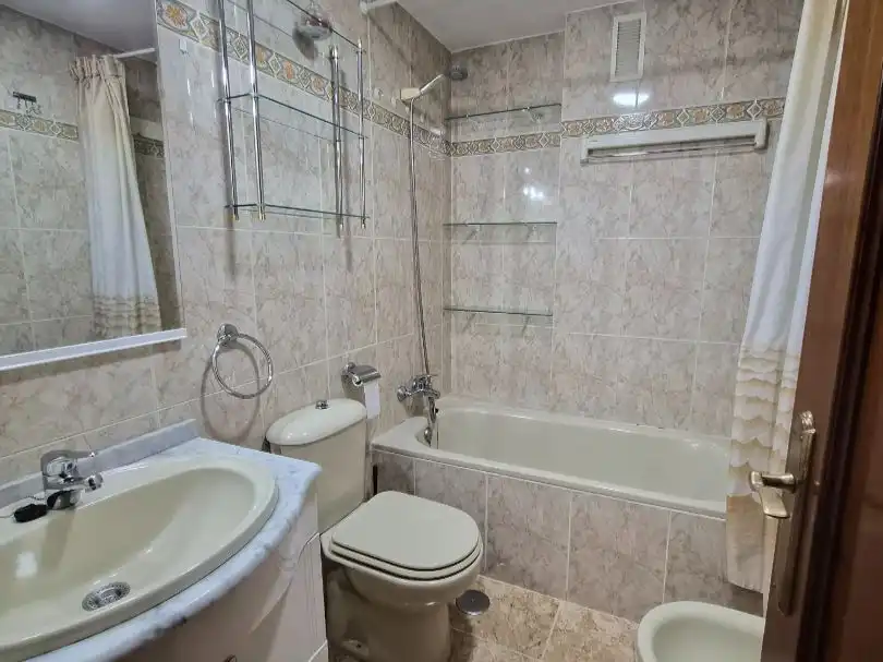 Bathroom of Flat for rent in  Madrid Capital  with Air Conditioner, Terrace and Balcony