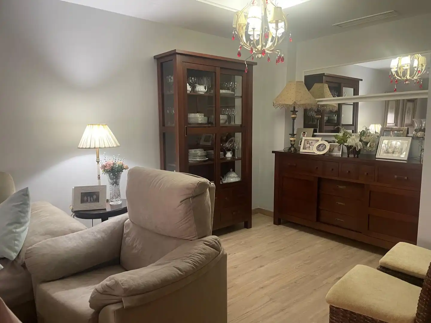 Sala de estar de Casa adosada en venta en Lucena con Aire acondicionado, Calefacción y Parquet