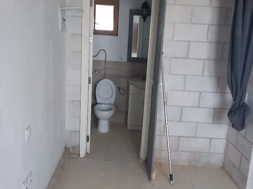 Baño de Estudio de alquiler en Guillena con Aire acondicionado y Terraza