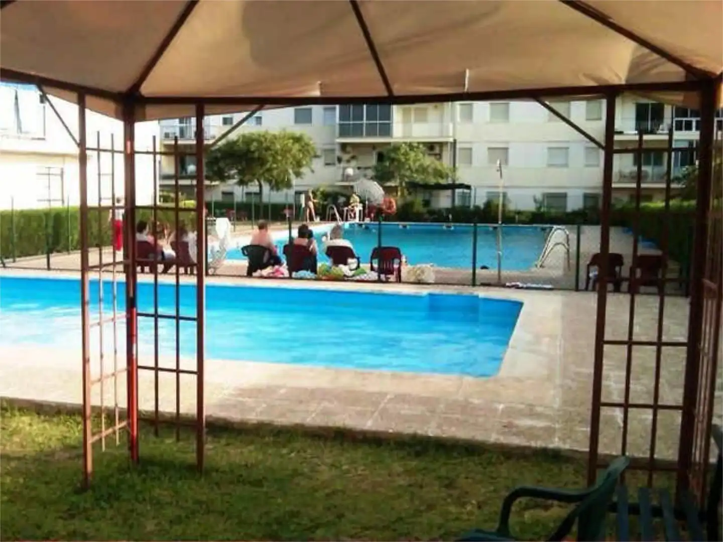Wohnung zur Miete in Centro - Torre de la Higuera Schwimmbecken von Wohnung zur Miete in Almonte mit Privatgarten, Terrasse und Schwimmbad