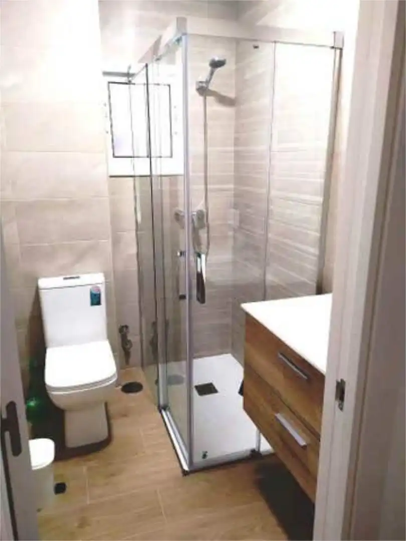 Wohnung zur Miete in Centro - Torre de la Higuera Badezimmer von Wohnung zur Miete in Almonte mit Privatgarten, Terrasse und Schwimmbad