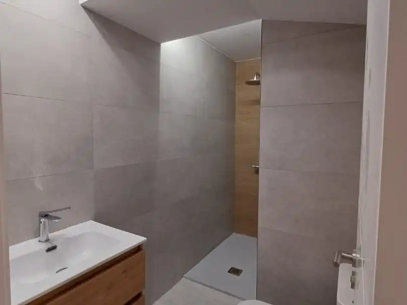 Badezimmer von Wohnung zum Verkauf in Gijón 