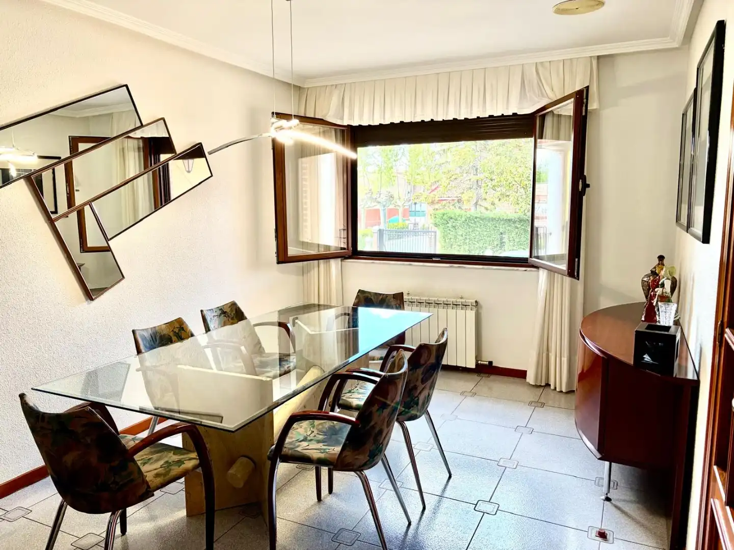 Einfamilien-Reihenhaus zum Verkauf in Calle Castilla y León, 9, Laguna de Duero Esszimmer von Einfamilien-Reihenhaus zum Verkauf in Laguna de Duero mit Klimaanlage