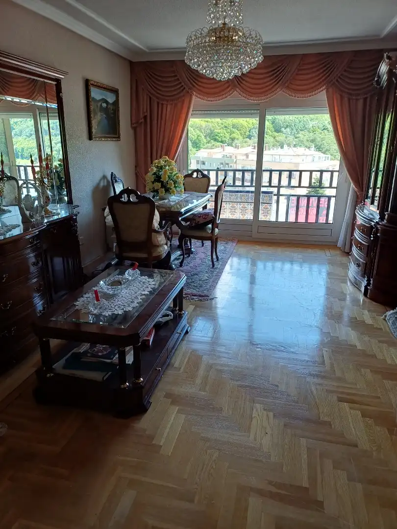 Piso en venta en Calle Recreo, 85, Béjar Sala de estar de Piso en venta en Béjar con Calefacción, Jardín privado y Parquet
