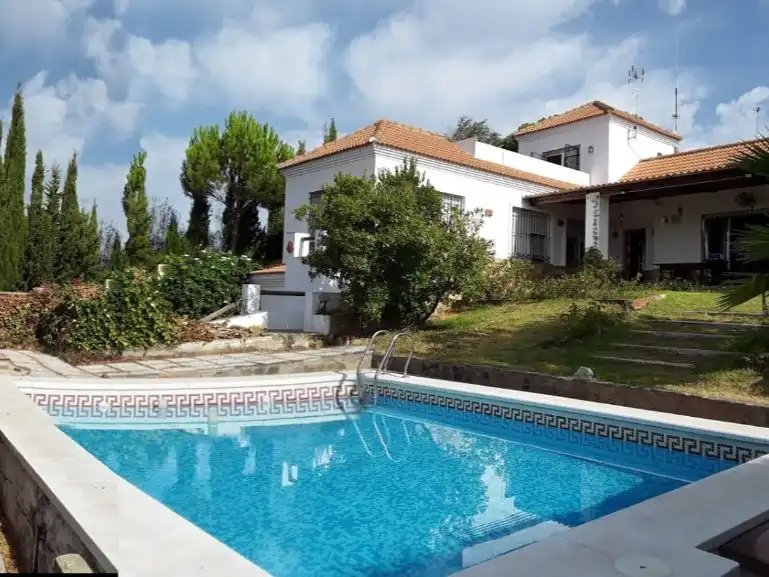 Houses for sale in Street Osuna, 13, Los Lagos Swimming pool of Houses for sale in Guillena with Air Conditioner, Terrace and Swimming Pool